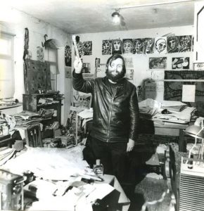 A.R. Penck in seinem Atelier, Gostritzer Straße 92, Dresden, zwischen 1977 und 1980