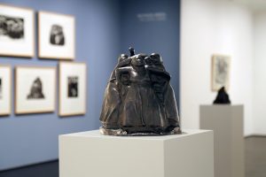 Kollwitz Museum Köln, Blick in die Ausstellung, im Vordergrund der bronzene »Turm der Mütter« von Käthe Kollwitz (1867–1945) © Kollwitz Museum Köln, Foto: Christian Nitz 2025